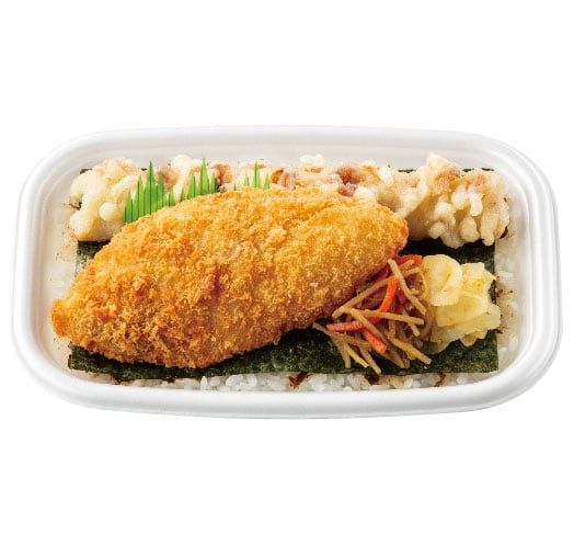 ○サラダ ドレッシング付 １００円 税込7月上旬の売れ筋メニューランキングで見事３位にランクインした「サラダ」。 サラダは２種類、ドレッシングは３種類あります。しかも、今だけドレッシング付で税込１００円ぽっきり！ とっても気軽に、お手軽にお買い求め