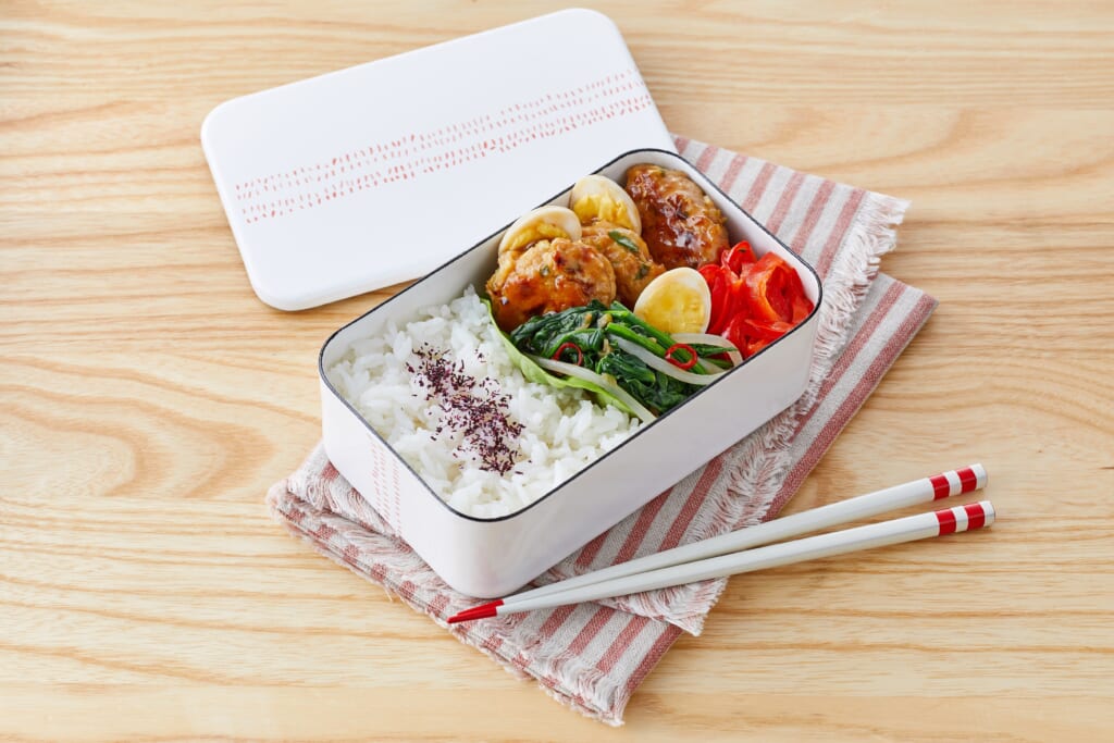 keito 夫のお弁当作り詰め方動画おはようございます❤️ 今日のお弁当は 唐揚げ 弁当🍱です！ ⭐️人参きんぴら ⭐️いんげん鰹節和え⭐️卵焼き ⭐️フライドポテト🍟 今週はお弁当が3回しかなくて🫢 明日のお弁当で今年最後🫨！ もう今年も6日🫨早いぃぃー