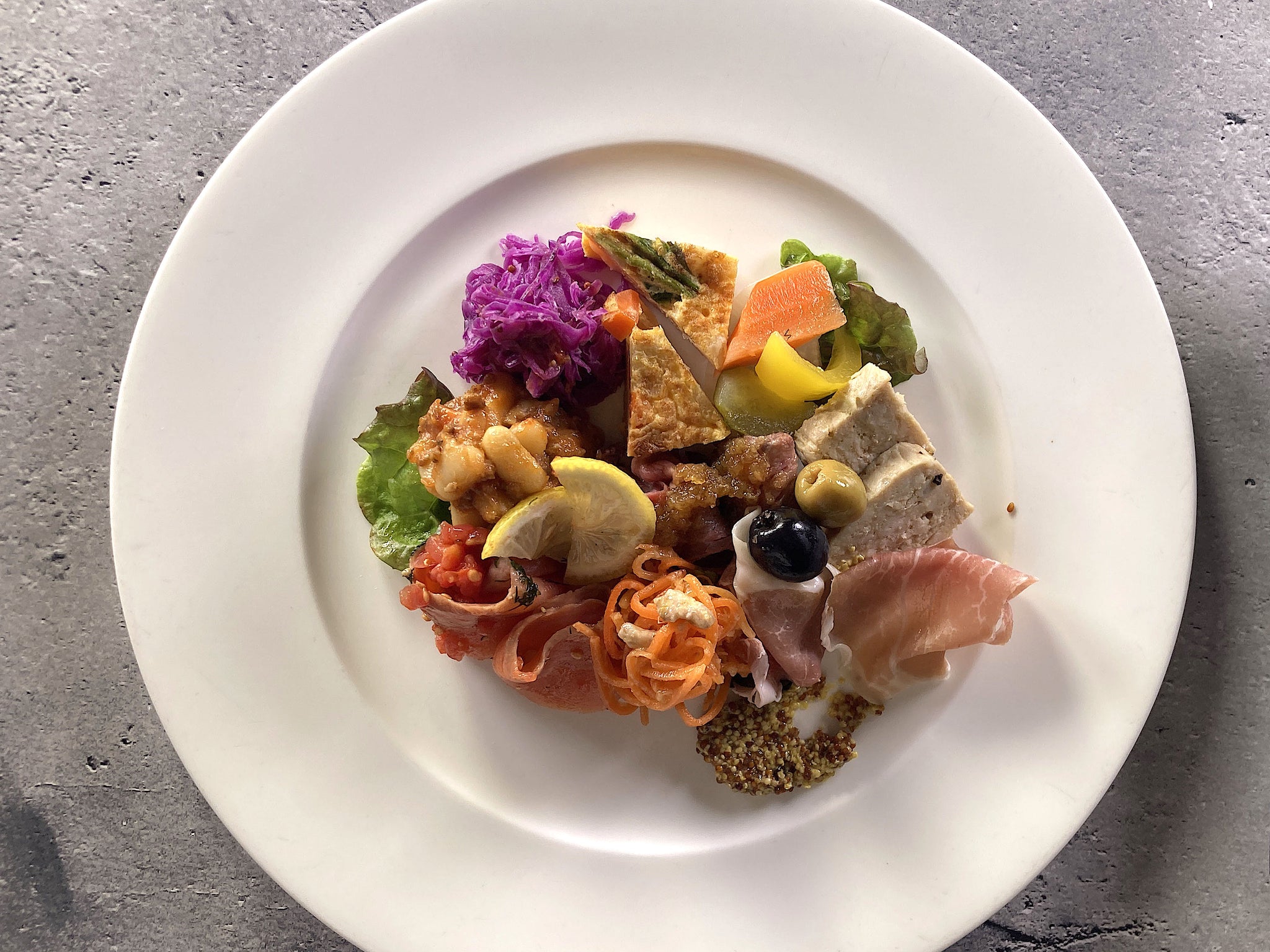 季節のメニューで春を感じる今日この頃 前菜の盛り合わせは事前予約制です 見て食べて楽しめるプレートです帆立のポワレ海老のカダイフ揚げ本日のお魚料理前菜盛り合わせ