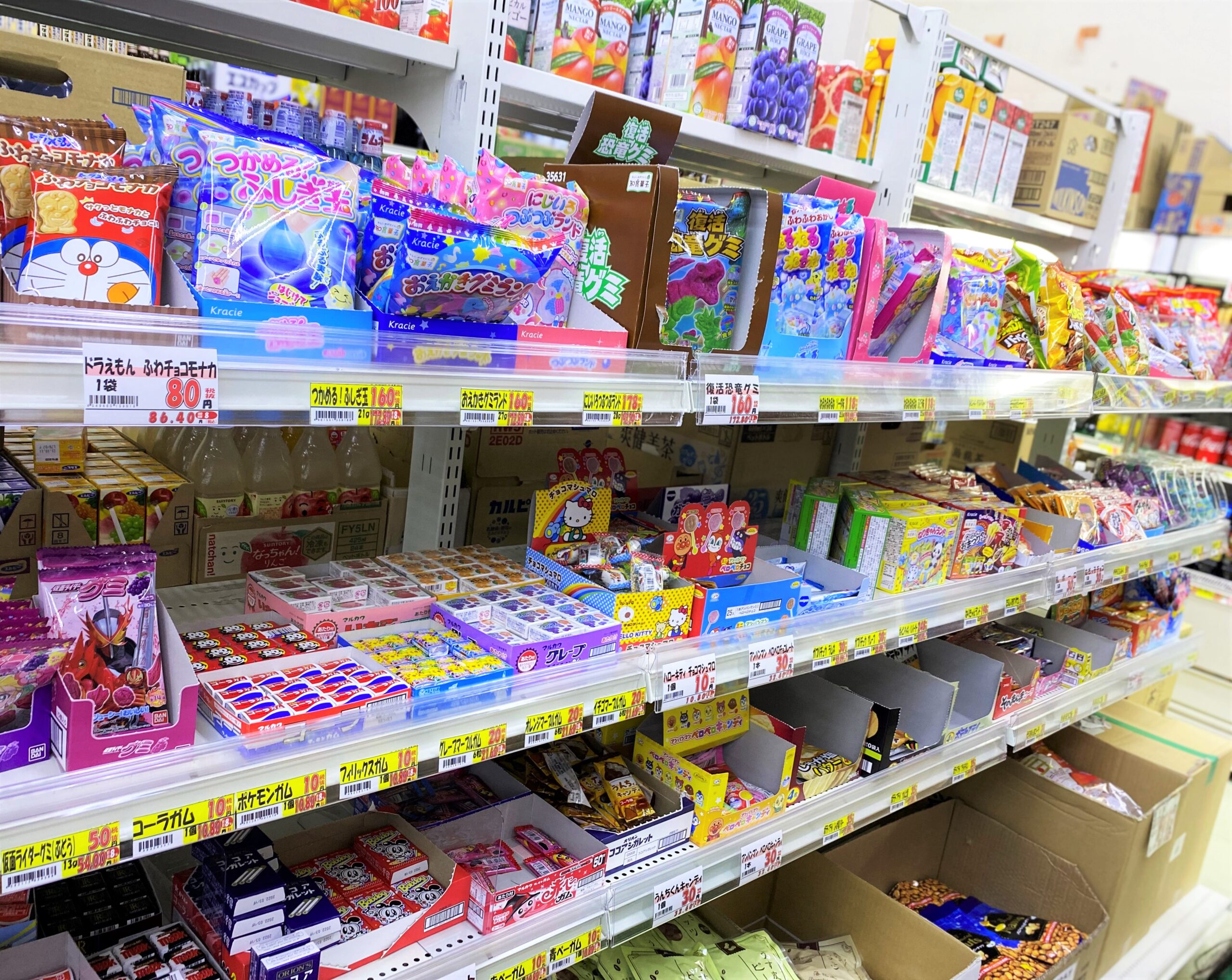 スーパーマーケットのお菓子売り場 Snack section in a supermarket 写真素材5916835- フォトライブラリ