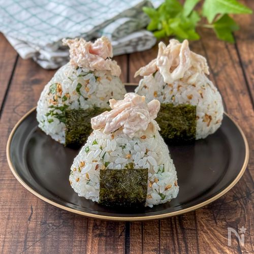 おにぎり1個と 250kcal サラダチキン＋おにぎり1個 350kcal どちらが血糖値上がると思いますか？ 実はこれ サラダチキンを足した方が血糖値上がりにくいんです 血糖値の急激な上昇は血糖スパイクと呼ばれ 糖尿病、動脈硬化、心筋梗塞や脳梗塞の原因に なることがわかっ