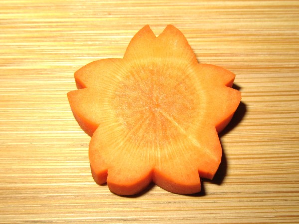 人参の飾り切り🥕 料理は「目で楽しむ」ものでもあります。 食材が華やかになり、特別感が増します✨ 飾り切りは単なる装飾ではなく、料理の魅力を高め、食事の楽しさを増し、さらには技術の向上にもつながる重要なスキルです！料理飾り切り人参