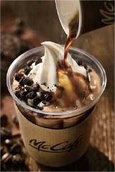 フラットホワイト&アイスキャラメルラテ@マックカフェほっと。ひと息