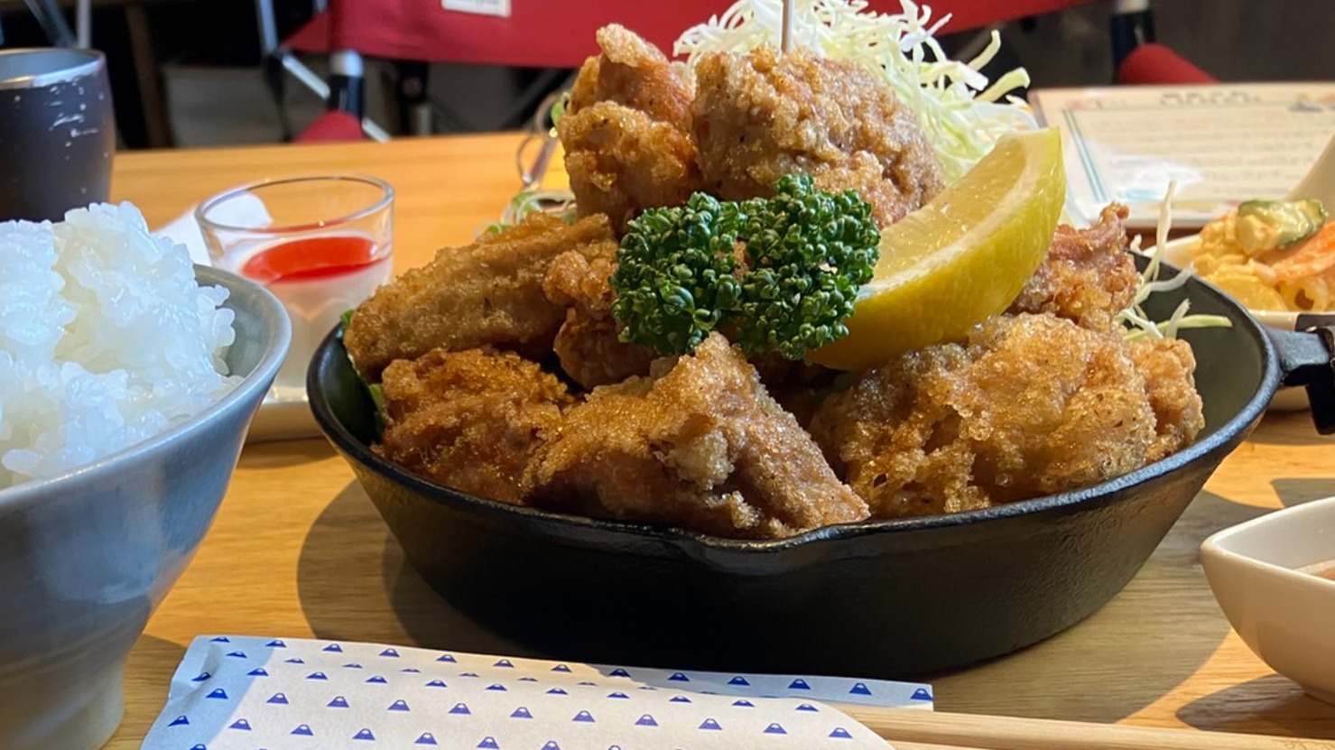 キャンプにぴったり✨ピリ辛骨付き唐揚げ 風