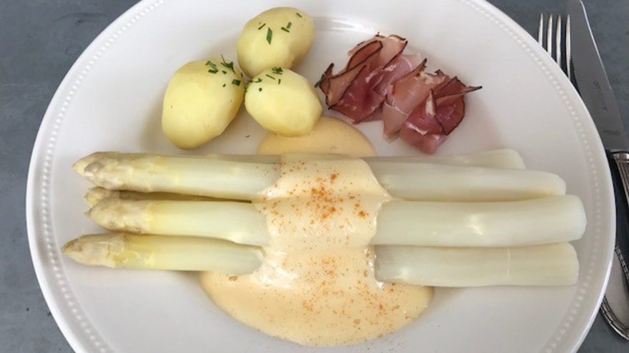 貴婦人の指先と称される「ホワイトアスパラガス」の楽しみ方おいしいレシピと茹で汁を無駄にしない茹で方、味わいの特徴を紹介 - おいしけりゃなんでもいい