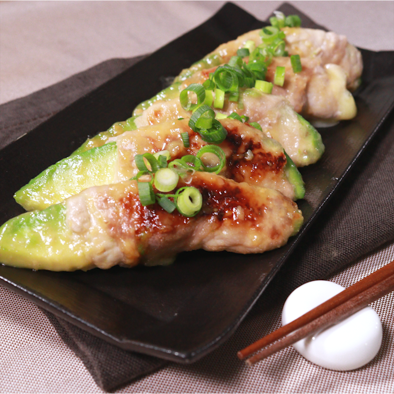 𓊆@aru_no_kurashi𓊇 , ラク家事を味方にするズボラママ『ある』です𖤐˒˒ ,固いアボカドにもう泣かない！,たった10分で柔らかくする神ワザ🥑✨ , 「食べごろだと思って買ったのに まるで石！😱」, そんなアボカド問題、誰しも一度は経験あるよね ？,でも、もう大丈夫🙌 , 固いアボカドだって10分でスプーンがスッと入る, 柔らかさに変身させる裏ワザがあるんだよ〜👍✨, 🛠