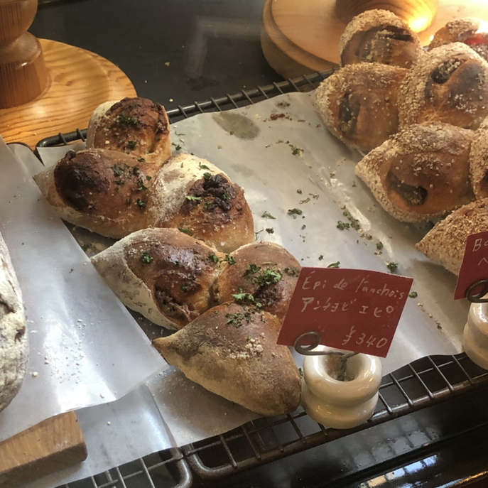 まるでパンの美術館！池ノ上「eteco bread エテコブレッド 」に並ぶ具材たっぷりの美しいパンたちに感動 - ufu.ウフ。