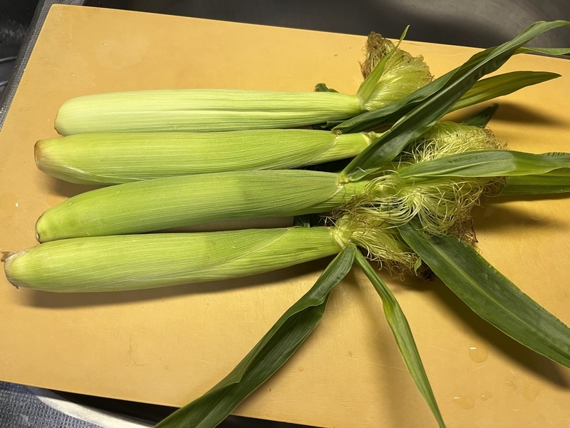 sweet corn 🌽 . 今朝はとうもろこし。 調理は皮付きのまま １本ずつ電子レンジ ６００Wで５分です２枚目は２歳半頃のボナととうもろこし。 バビブベボナさんの ７月のヒゲともだち。 トウモロコシとうもろこしもろこしレンチンとうもろこし玉蜀黍