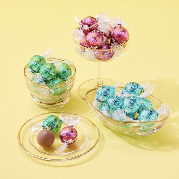 送料無料 リンツ リンドール アソート 600g ピンク3箱セットチョコレート 4種類 LINDT LINDOR ミルク ホワイトソルテッドキャラメル ダブルチョコレート トリュフチョコ 大容量 バレンタインデー ホワイトデー ギフト スイーツ お菓子 個包装 小分けコストコ限定