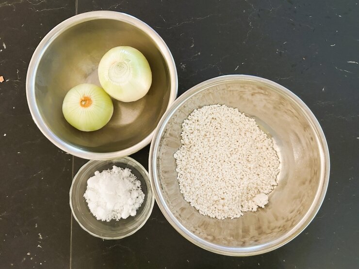 レシピあり🧅麹調味料で作る無添加レシピ こじあみ @koujigohan_ami です ほったらかしで美味しく作れる 新玉ねぎと手羽元のスープ😊塩麹＋炊飯器の力で お肉はホロッと、玉ねぎはトロっと 仕上がります💕 新玉ねぎが美味しい今、 ぜひ試してみてくださいね🎶材料