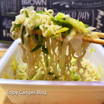 @ebisu.gohan_masaki←他の投稿はこちら😄, 今回は僕が大好きなペヤング焼きそばのアレンジです！,鶏ガラ醤油スープとペヤングソースの相性が抜群で, にんにくのパンチが食欲をそそります！, ぜひお試しください！, ☆材料, ペヤングbig1個,醤油大さじ1, 丸鶏ガラ小さじ1.5 , ねぎ, 粗挽き黒胡椒各適量, この投稿が「美味しそう」と思ったらコメント欄に,