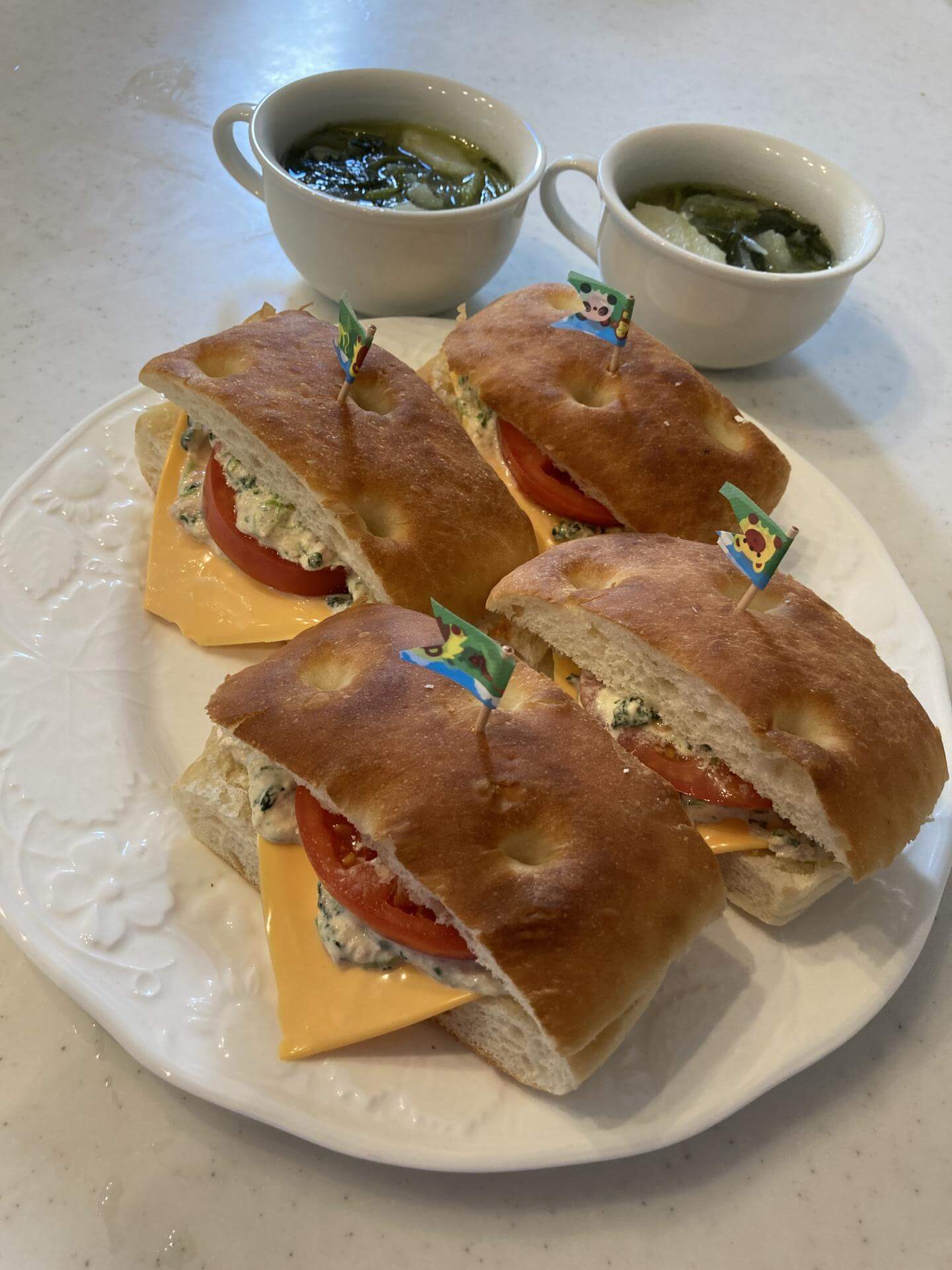 チーズやトマト、ほうれん草にツナも入った具沢山サンドイッチとスープバンダイによる、遊びと学びのココロ育むファミリーエンタメサイト