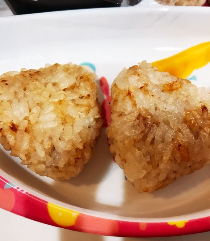 焼きおにぎり🍘@sashimifam_recipe さんの投稿をお借りしました その他の親子レシピはこちら👇▷▷▷@sashimifam_recipe 美味しそうと思ったら、いいね！♡コメントお待ちしてます☺️ -——————————————もう買わない！ 焼きおにぎり焼きおにぎりが大好き我が子