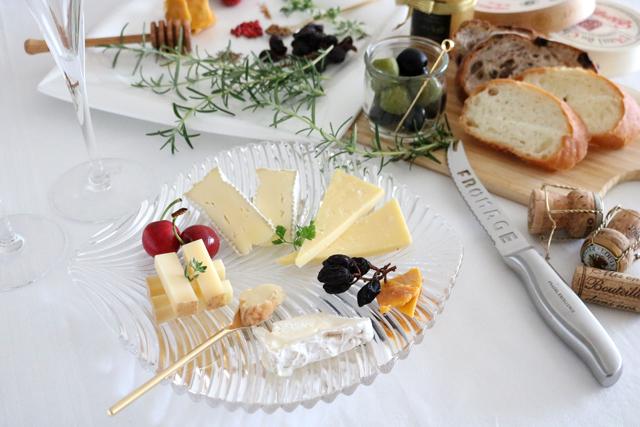 家飲みにFarmQのシャルキュトリ・チーズ盛りはいかがでしょうか🍷? ご自宅にある、広めのお皿またはカッティングボードに盛り付ければ完成です♪お気に入りのワインやスパークリングと一緒にいかがでしょうか? #FarmQ #marsシャルキュトリー #チーズ #ワインに