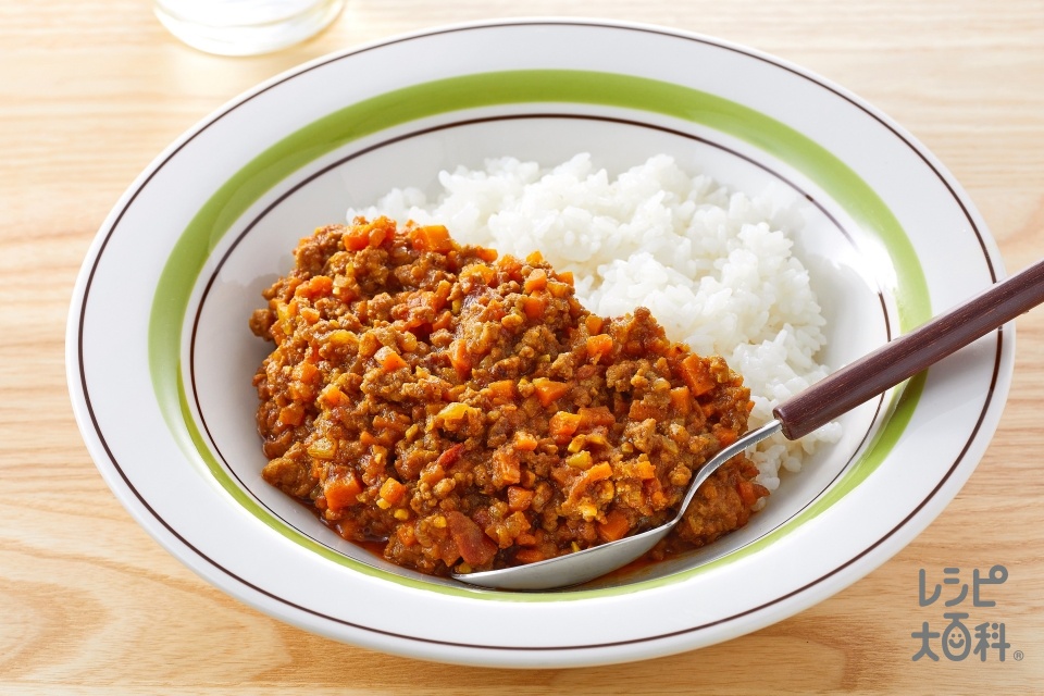 ぐるっと混ぜてレンジで5分チンするだけ！チキンキーマカレ