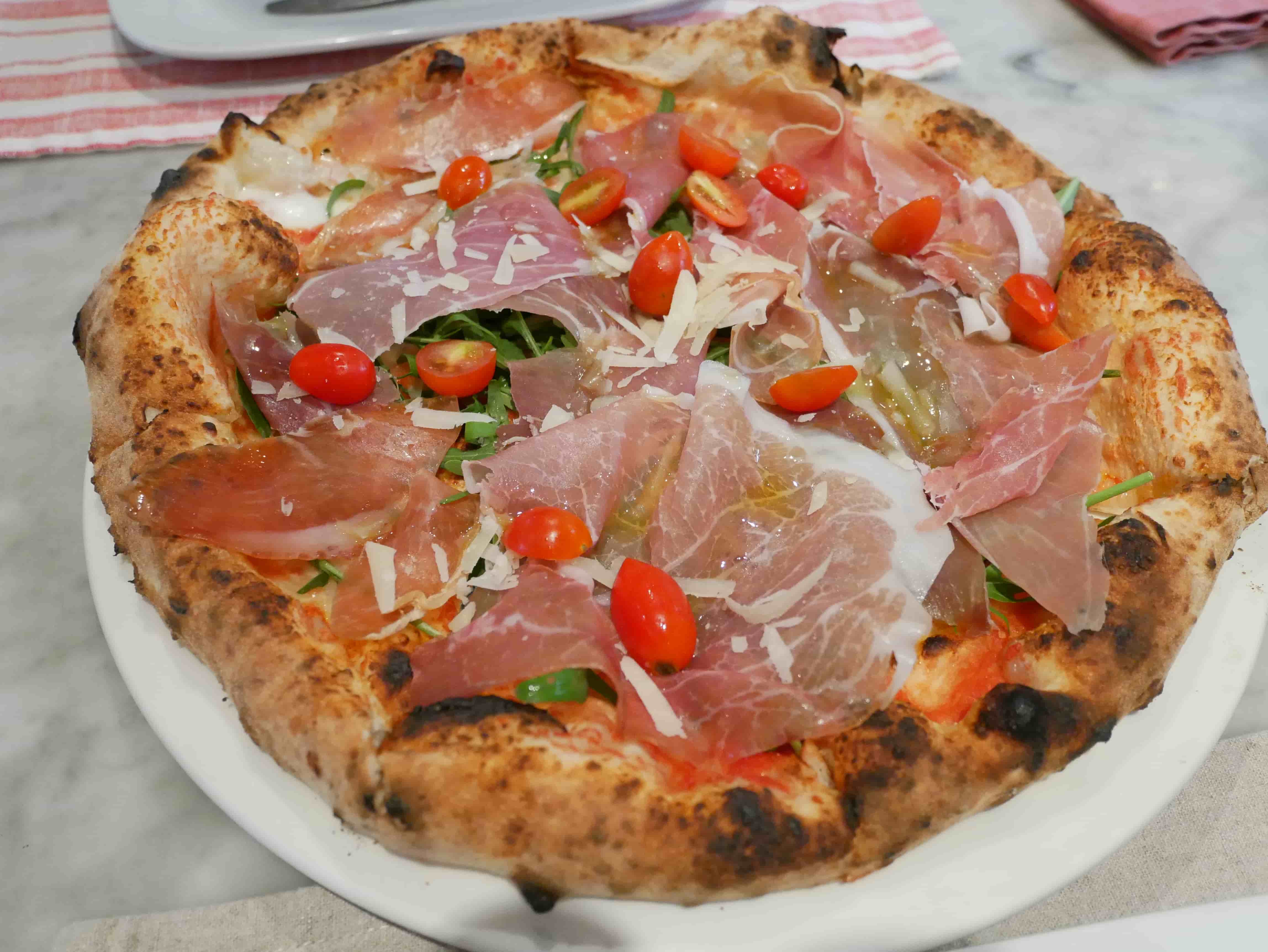 ピザは何で食べるのが正解？手、フォークとナイフ、箸まで - ピザのちから