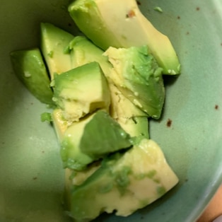 固い“アボカド”をおいしく！やわらかくする驚きの方法と絶品レシピ8選クラシル