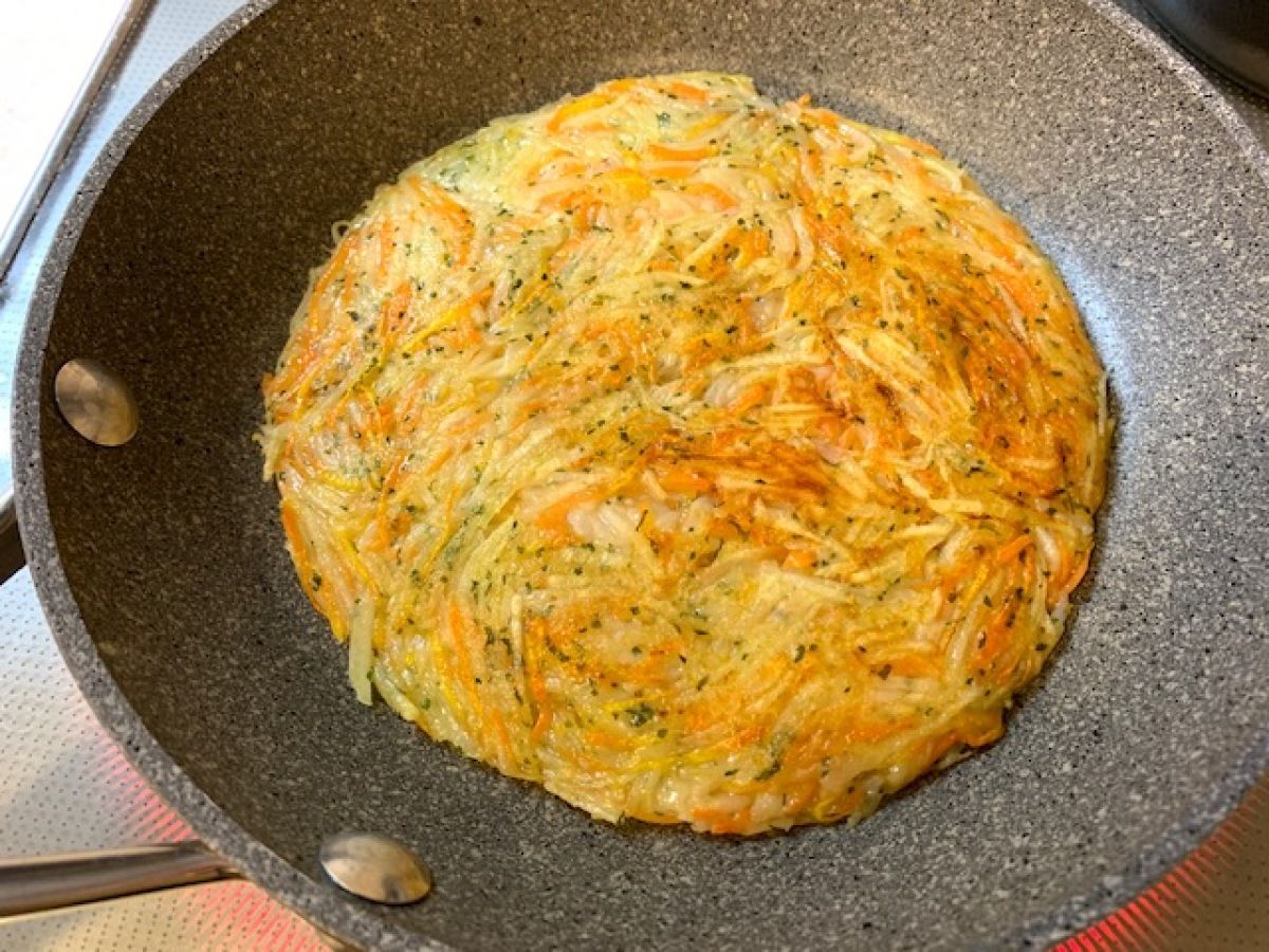 簡単に作れる栄養満点の幼児食レシピはこちら😋 ▷ @kidsfoodlabo @ko.so_mom_cooking 様の投稿をご紹介します🙌—————————————— 作った私が半分味見で食べちゃって😂おかず無くなったのでもう一回焼いたよ笑 人参がめちゃくちゃ甘くなる！！そして子供大好きな