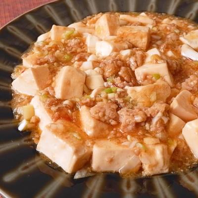 麻婆豆腐の素で即ウマ！牛乳でまろやか、ラー油でパンチも効いた、やみつき必至の麻婆担々麺。何度でも食べたくなる超絶品ラーメン。,やみつき間違いなしの究極の麻婆担々麺 , 材料：, 中華麺 蒸し麺1袋, 合挽き肉 100g, 麻婆豆腐の素 CookDo推奨1パック,水 100ml, 牛乳 200ml, めんつゆ 2倍濃縮大さじ1, にんにくチューブ 2cm, すりごま 適量,