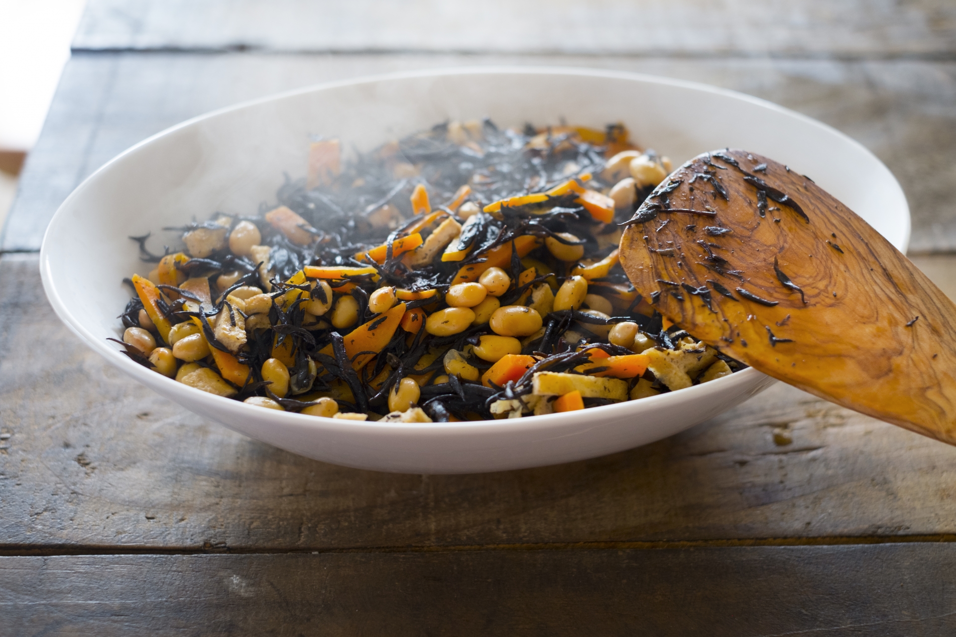 豆とれんこんと豚肉の炒め煮おすすめアレンジレシピお豆を中心としたつくだ煮・お惣菜とおせちおいしいかんどうずっといつまでもカネハツ食品株式会社