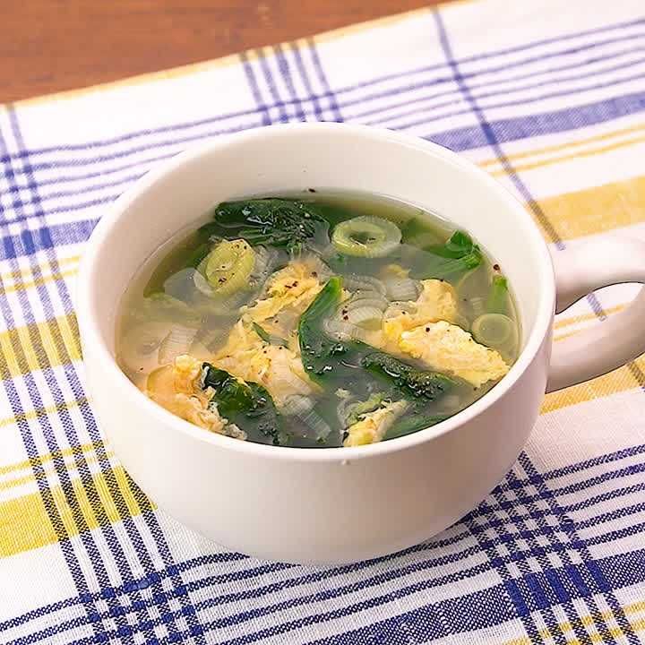 たまごとほうれん草のスープ 3人前1 鍋にお湯を沸かし、塩を入れ、ほうれん草1 2束を硬めに茹でる 2 水にさらして5㎝幅に切る 3鍋に水600mlを入れ火にかけ、顆粒昆布だし5g、減塩鶏ガラだし小さじ１ 2を入れる 4 ほうれん草を入れて、塩少々、しょうゆ小さじ1 2で