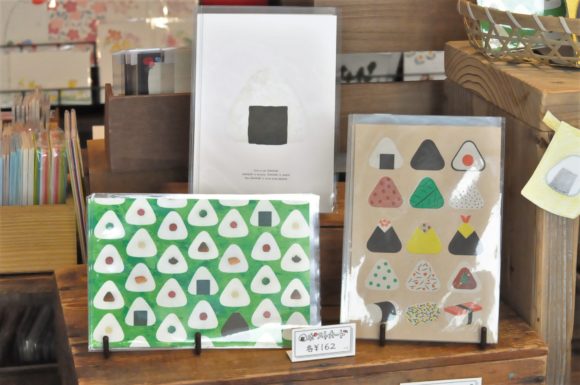 絵本『パンどろぼう おにぎりぼうやのたびだち』の内容紹介 あらすじ・受賞歴・見開き掲載・動画あり- 柴田 ケイコ絵本屋ピクトブック