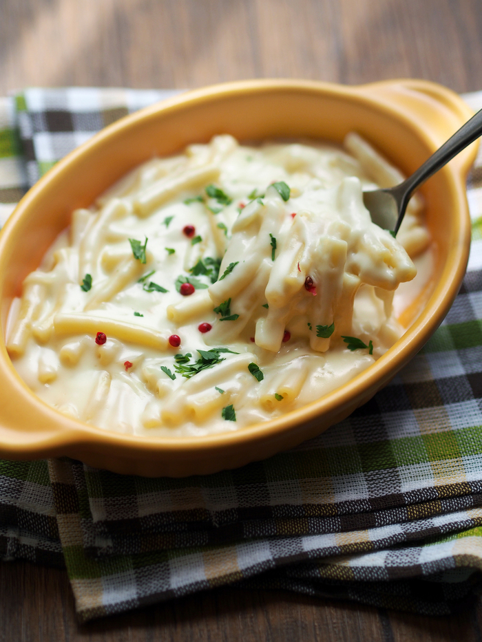 チリコンカンアレンジ第三弾！ マカロニチリコンカンにしました。 チェダーチーズをたっぷり溶かして濃厚さMAX❗️高カロリー🤣 アメリカのソウルフード マカロニチーズをヒントに作ってみました。 ・チリコンカンアレンジ マカロニ チェダーチーズ チーズたっぷり 背徳