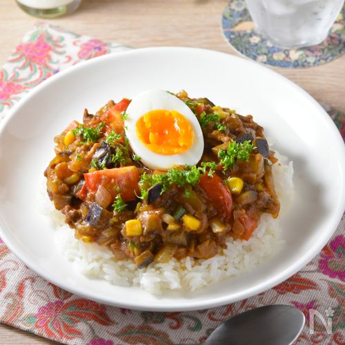 ☆トマトキーマカレー☆ ▪️cookpadつくれぽ300件超 ▪️レシピID:5251080 💁‍♀️トマト缶とカレールーを使用し簡単にできる材料４〜5人分合挽き肉300g 玉ねぎ1個 にんじん1本 にんにく１かけ しょうが少々 サラダ油 炒め用大さじ１赤ワイン