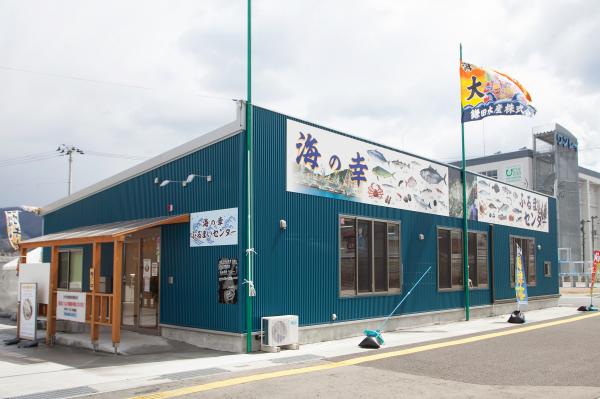 大船渡の水産会社直営の食堂⁡ 大船渡の海の幸ふるまいセンターです！ 本日は大人気の海鮮丼『瞬芽希ーときめきー』をご紹介します！ ⁡朝採れの地魚を中心に12種類の新鮮なネタを豪華に盛り付けております！ 中でも、幻の貝、「広田産エゾイシカゲ貝」は当店でのみ扱っ