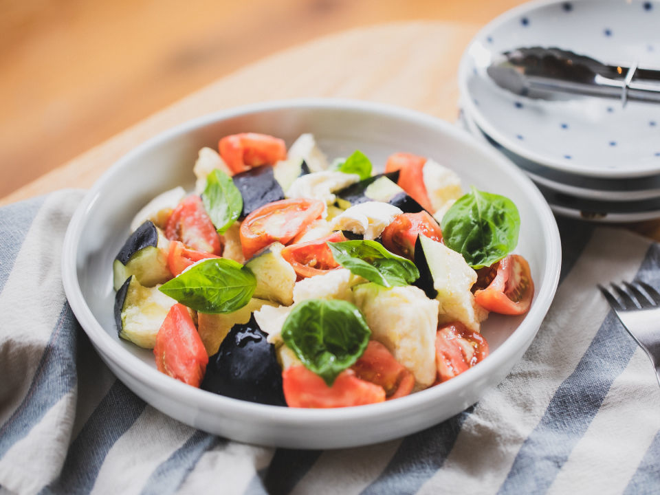 とろけるほどにやわらかい「なすの丸炊き」が絶品! キンキンに冷やして食べたい夏のおつまみレシピ - dressing ドレッシング