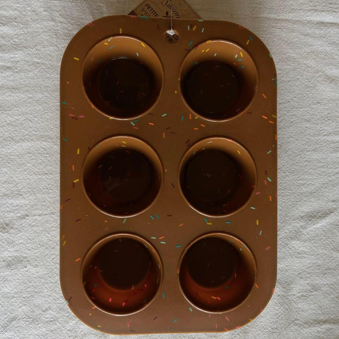 2020.10.26 月 ☀️ ＊ 🍯プーさんマフィン ＊ おはようございます♡ 昨日はお菓子も焼いてました♡ ＊ ダイソーのシリコン型プーさんがとってもかわいい♡ ＊ プレーンマフィンを焼いて、 チョココーティング🍫✨ 子どもが好きそう♡ ＊ 珍しくマフィンがキレイに焼け