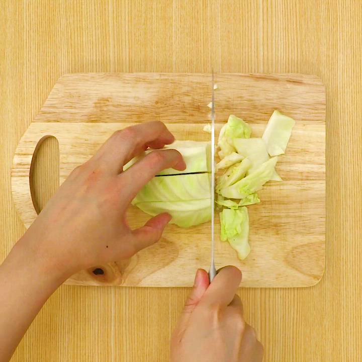 まるごとキャベツの目からウロコな切り方 千切りがラク!白くて固い芯を簡単に分けられる!便利な冷凍&冷蔵ストック作り。ゆるっとぴたっと