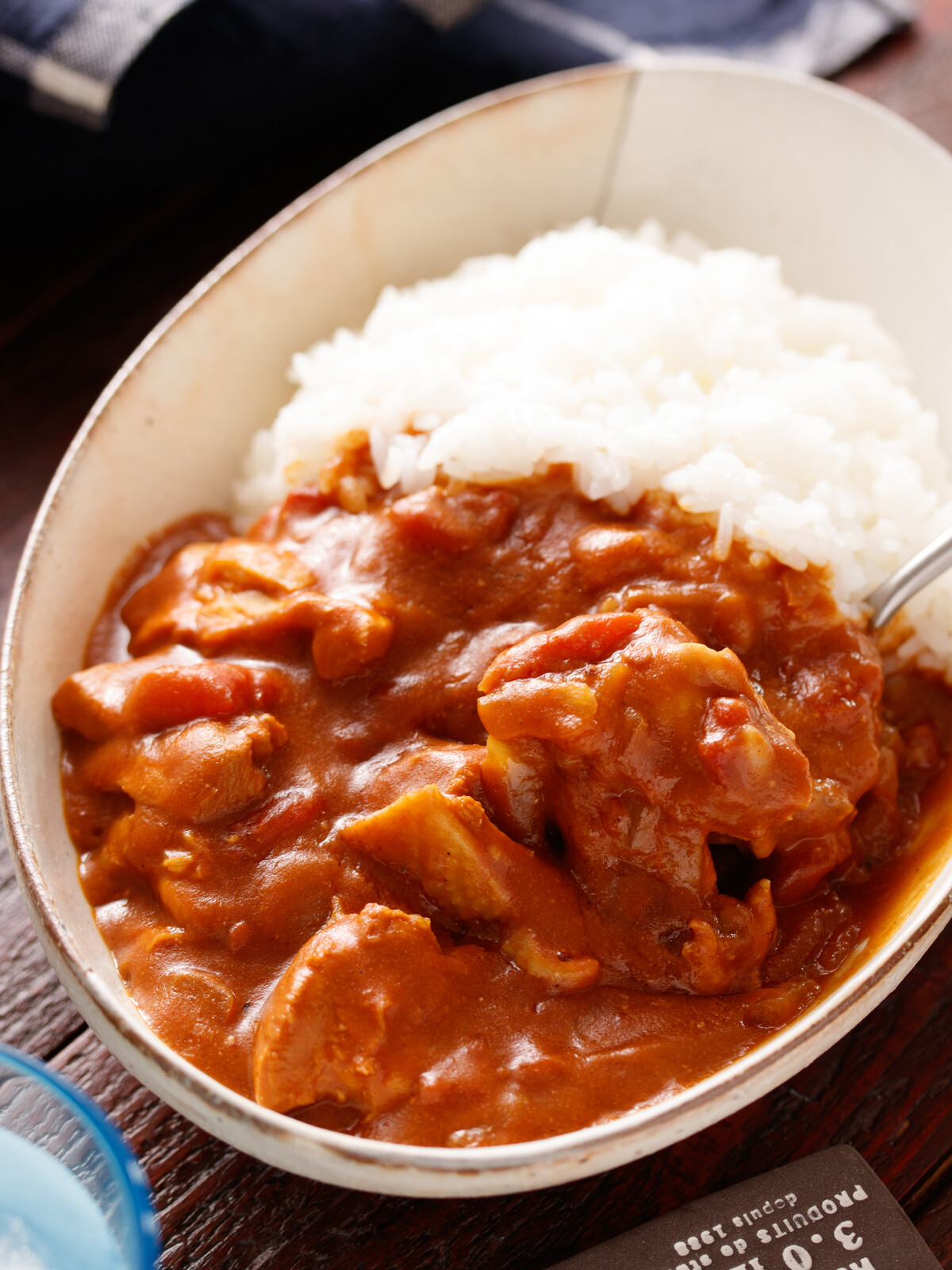 レシピ *・゜ﾟ・*:.｡. いつものカレールーを使って！ 「まろやかバターチキンカレー」 *・゜ﾟ・*:.｡ ｡.:*・゜ﾟ・*◒どうも、ぼくです！ 本日ご紹介させていただくのは ヨーグルト漬けのお肉が柔らか～ ＼＼\\ まろやかバターチキンカレークリスマスも終わり