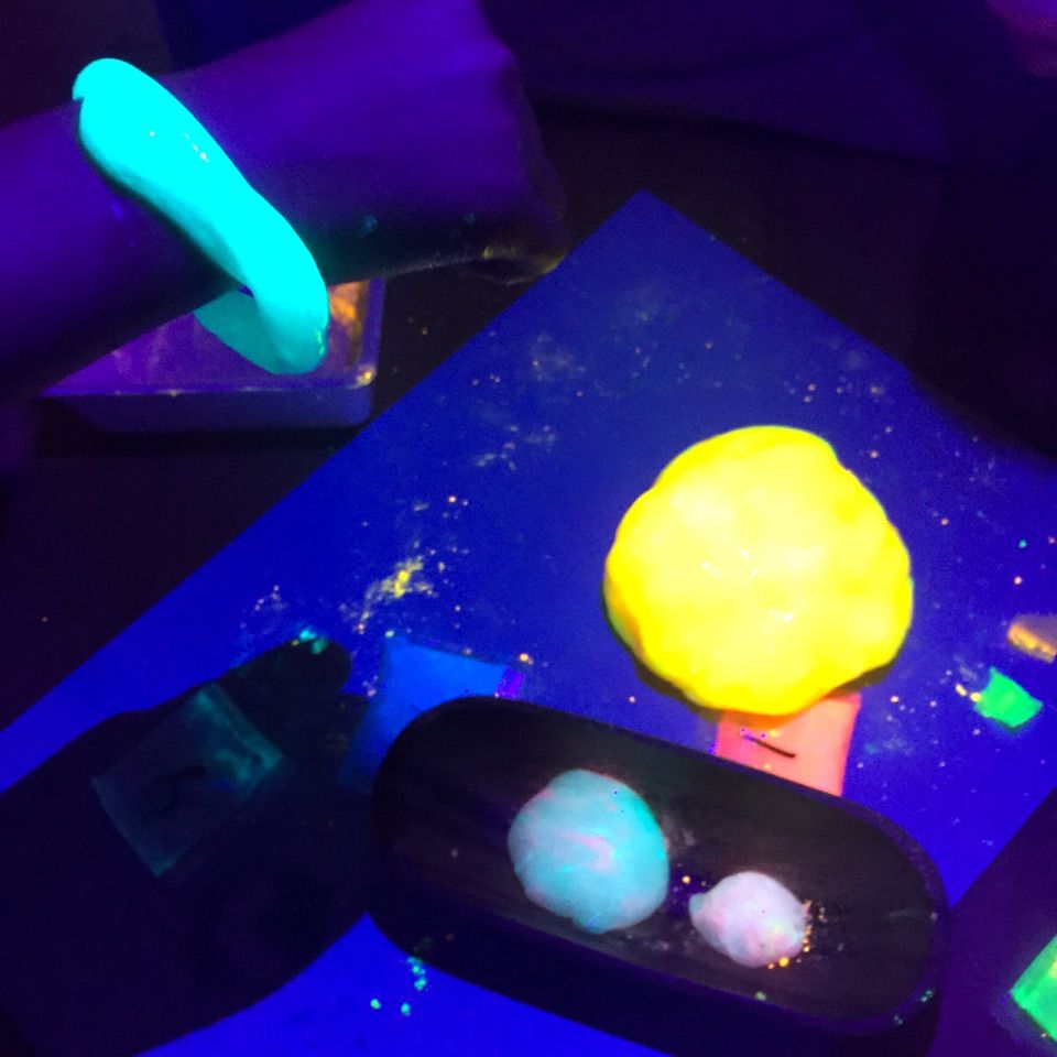 暗闇で光るスライムの作り方 100均蓄光パウダーを使ったおうち実験こども教育図鑑