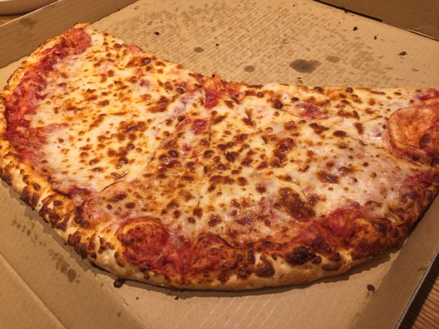 🍕 コストコのピザが美味しすぎた☺︎ フードのサイズを良く知らずに頼んだら チキンとポテトがバケツで出てきて ピザ顔サイズで笑った😂‼︎笑っ女2人の量です👩👩コストコ costco