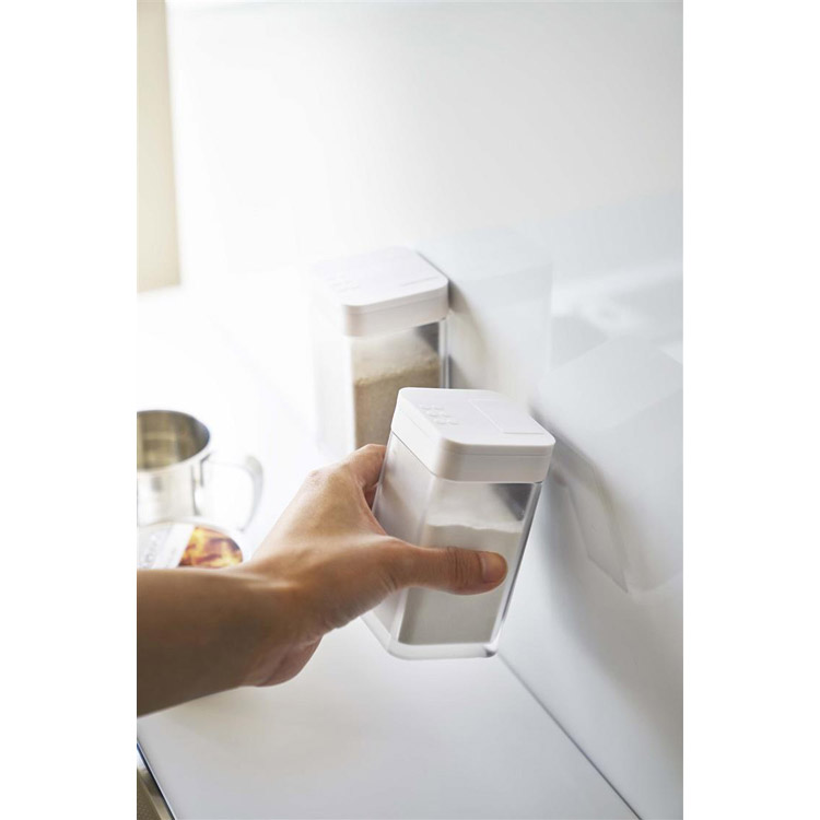 ▪️DAISO マグネット調味料ストッカー▪️ 人気収納グッズがたくさんある towerシリーズの中でも 注目のマグネット調味料ストッカー。なんとDAISOからも出てました! マグネットの強度も十分で 蓋の閉まりも◎!容量はtowerより少し少なめかなこれが100円なんて