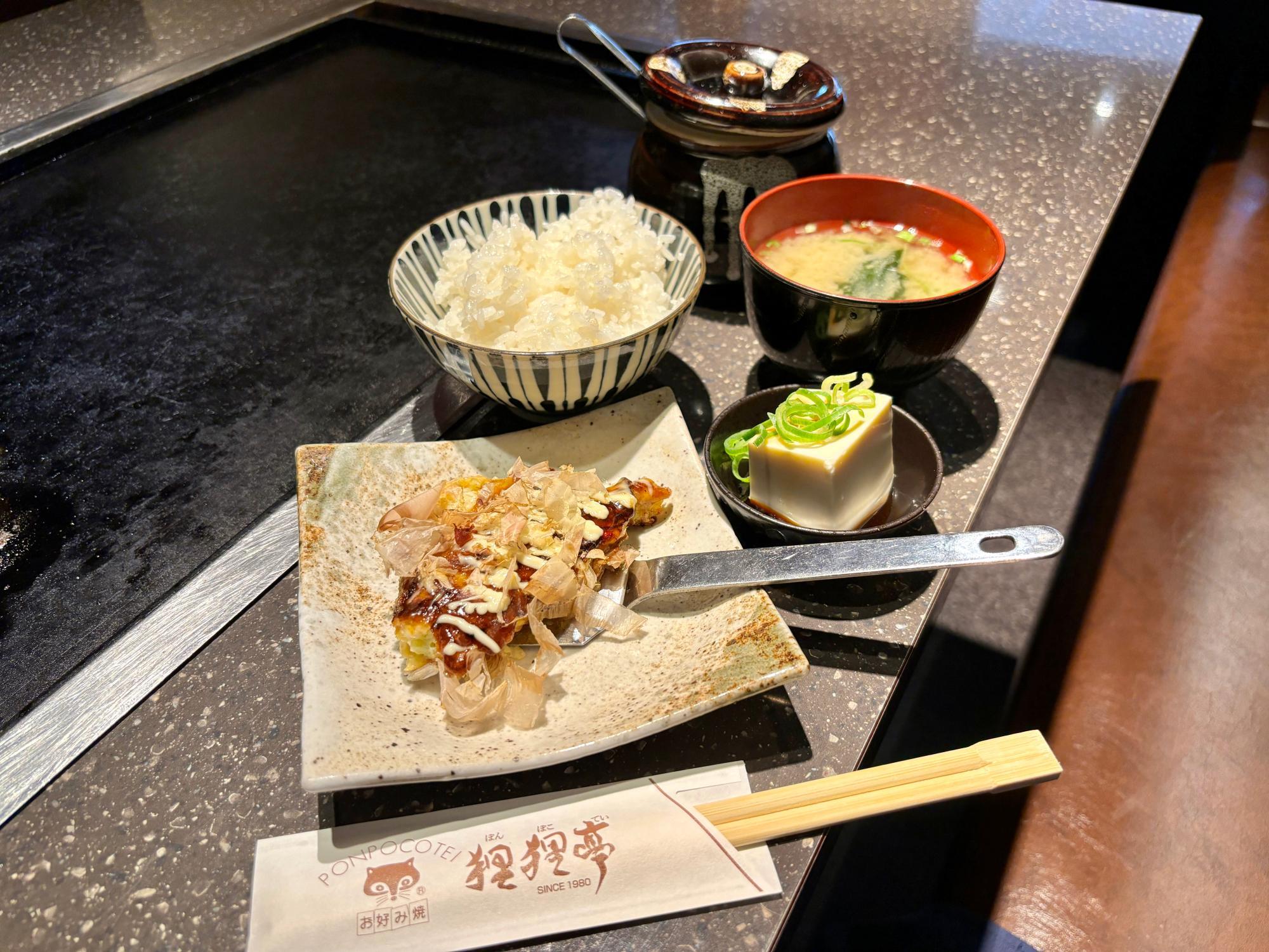 いただきもののキャベツが たくさんあるので 珍しくお好み焼き✨ それにしてもマヨネーズのかけ方が下手だなー ごはん料理食事食卓食育食おかずお好み焼き器食器有田焼深川製磁