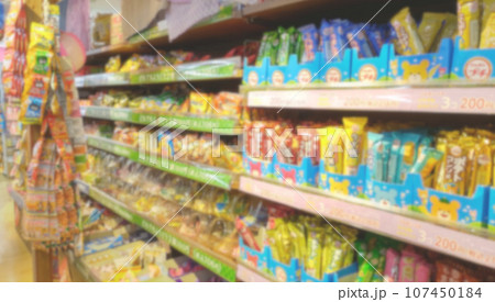 お菓子の商品棚 商品棚のイメージの写真素材69379685- PIXTA