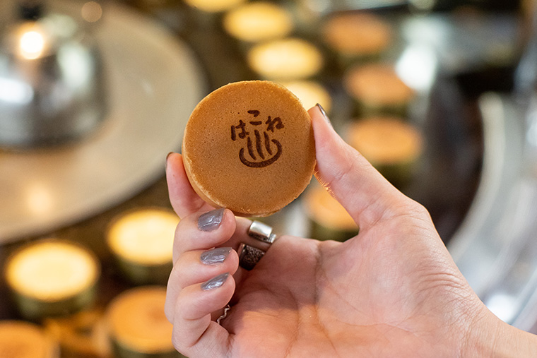 ⠀ ＼ 箱根のおやつ ꪔ̤̮♥⁡箱根湯本菊川商店 ◇箱根まんじゅう 70円 ⁡ 店頭で焼いている 焼きたておまんじゅうのお店♨️カステラまんじゅうで、ふわふわ生地♡ 中には白あんが入ってます☺︎ あったかくてめっちゃ美味しい🥰！！！ 小ぶりだから１０個くらい