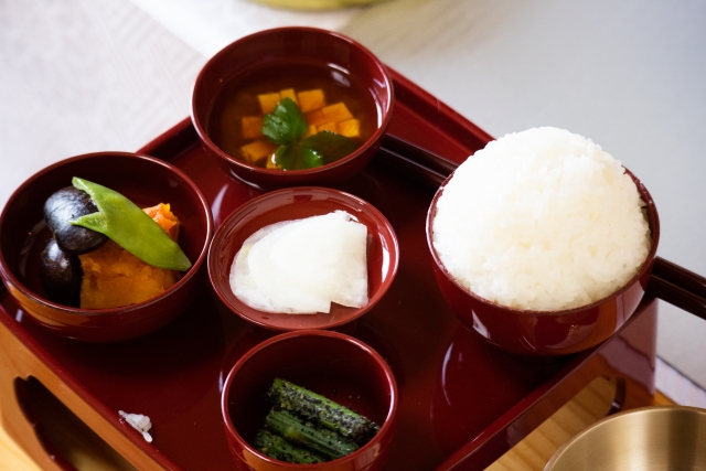 味噌汁の位置は関東と関西で違う?恥をかかない和食のマナーを学ぼう - E・レシピ 1 1ページ