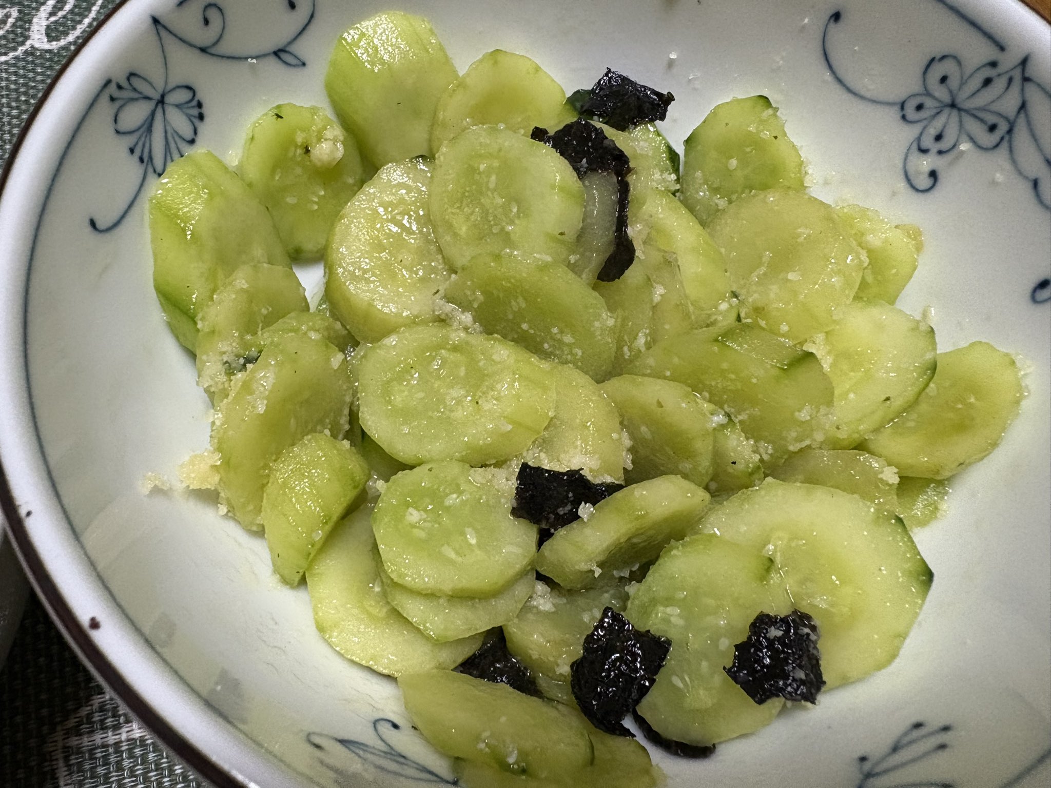 自分のための、自分お疲れ様献立。 疲れが溜まると血の巡りが悪くなるのか身体がむくむので、むくみ解消を意識した食材をチョイス。 きゅうりごはん、トマトとパプリカのスープ、オクラと茗荷の昆布水漬けに鯛のお刺身、アボカドとキクラゲの梅マスタード和え。気がつい