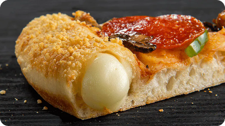 ASCII.jp：こう来た！ドミノの季節商品「さくらピザ」。衝撃な見た目