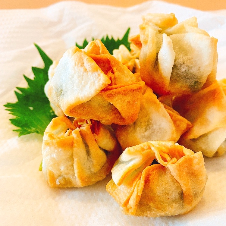 詳しい作り方はこちら👇 @yun___kitchen ⇦その他のレシピも見てね👀 ✼•• ••✼ 餃子の皮余ってたらコレ🍕王道マルゲリータをサクサクのクリスピー生地で♡ あっという間にできるから、おつまみや子どものおやつにもぴったりだよ