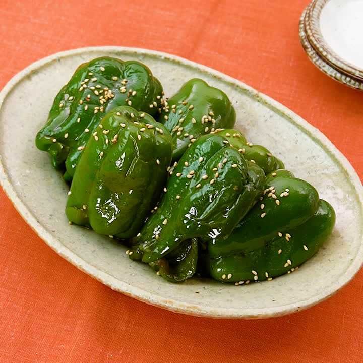 タモリさん考案の革命的に美味いピーマンを作りました🫑😆 このシンプルな味付けでこのうまさ！？とビビるほど美味かった！簡単なのでぜひ参考にしてみてください＾＾ ◇材料 ・ピーマン４〜9個 お好み・サラダ油小さじ２ ☆醤油大さじ１ ☆みりん大さじ１ ☆酒大さじ