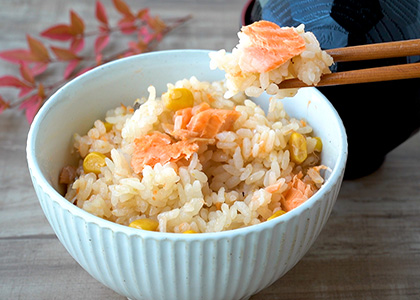 香る炊き込みだしごはん鮭コーン