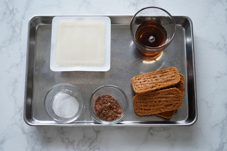 \豆腐が一瞬で居酒屋メニューに🔥 , 水切り豆腐に熱々ごま油をじゅわ〜っと, かけるだけで香ばしさMAX!!, しらすと小ねぎをたっぷりのせて,最後に醤油を回しかけたら , 冷奴より断然こっち派になる人続出🥰, ✏️ レシピ ,材料4人分 , ・絹豆腐300g, ・しらす大さじ3 山盛りがおすすめ , ・刻み海苔適量, ・小ねぎ 小口切り大さじ2, ・ごま油