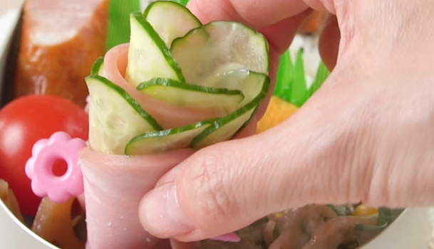 お弁当のすき間にハムきゅうり