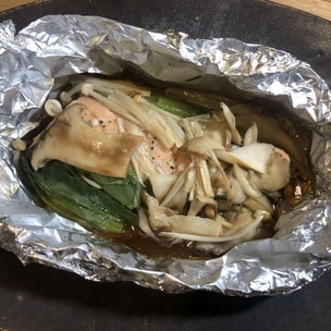 グリルで簡単！たっぷりキノコの鮭のホイル焼き