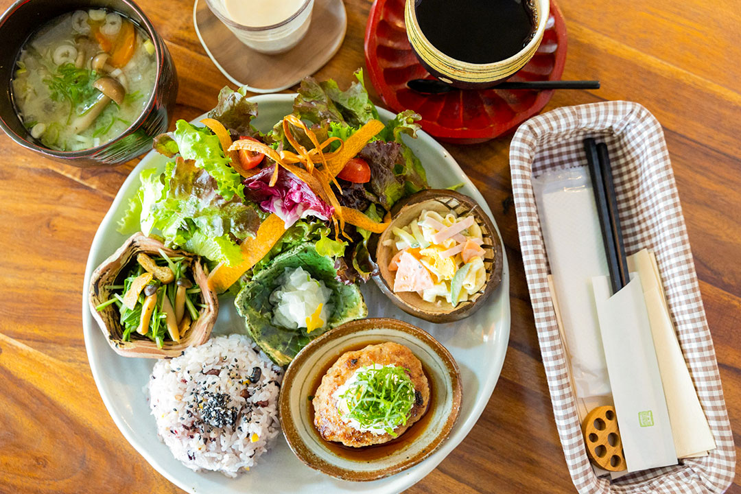 心身喜ぶ自然派ワンプレートランチ！「かり暮らし」のぬくもり空間で和むカフェタイムも＠愛媛県西予市おがたきりこ@旅するフリーライタ