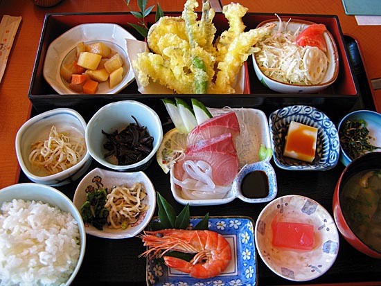 恵みの丘レストラン 恵み御膳と 天丼定食と コイワシの天ぷら定食と : 呉のメバル師